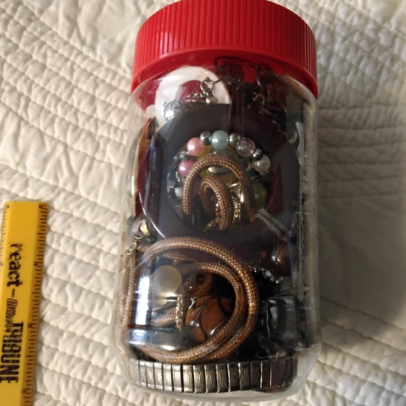 3827 Jar of Broken and old Jewelry. Some complete pieces. - Picture 3 of 6